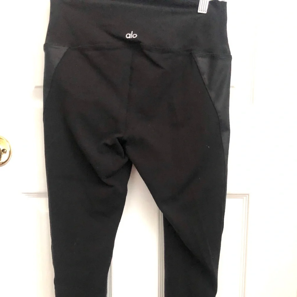 alo yoga black capri leggings laser cut design M